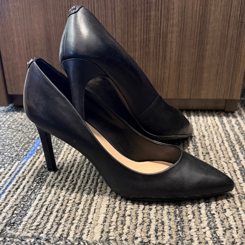 Chic Black Pointed Toe Heels